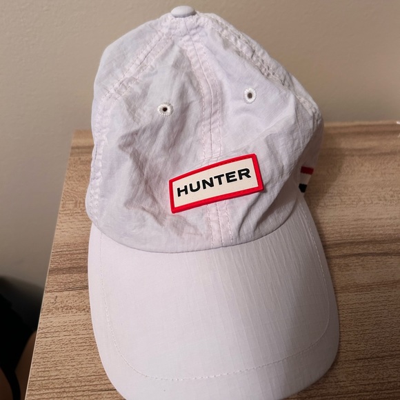 hunter Accessories - Hunter White Cap with Red Logo for high pony tails